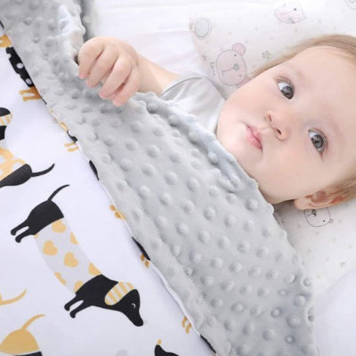 Bebe-Couverture-bebe-douce-coton-bio-allonge regardant-face