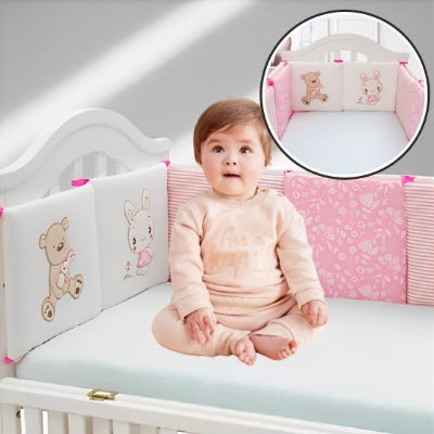 Bébé assis paisiblement dans tour de lit bébé sérénité fixé au lit