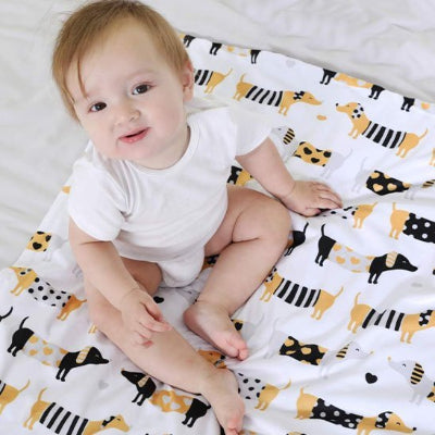 Bebe-couverture-bebe-douce-coton-bio-assis-regardant-face