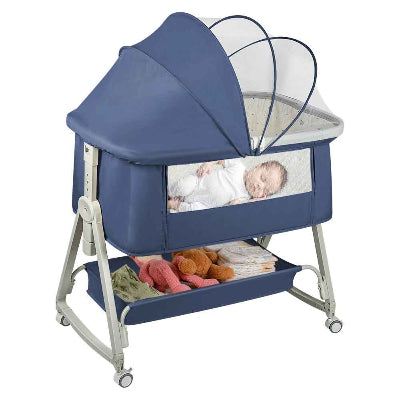 Bebe dormant paisiblement lit cododo evolutif portable bleu ciel