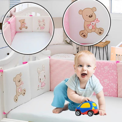 Bébé jouant camion dans Tour de lit bébé sérénité attaché