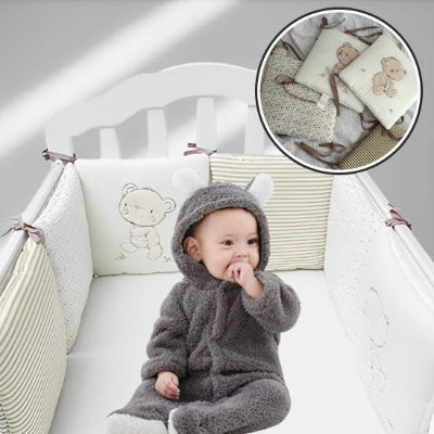 Bébé-pyjama-se-réveille-dans-Tour-de-lit-bébé-sérénité