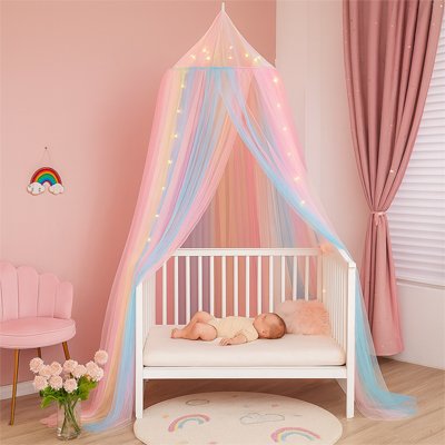 Ciel de lit bébé dans berceau