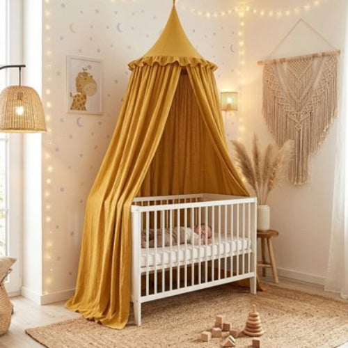 Ciel de lit jaune bébé dormant confortablement