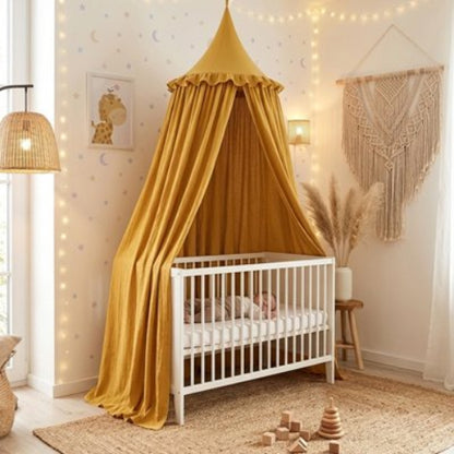 Ciel de lit jaune bébé dormant confortablement