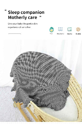 Couverture bebe en crochet gris etale