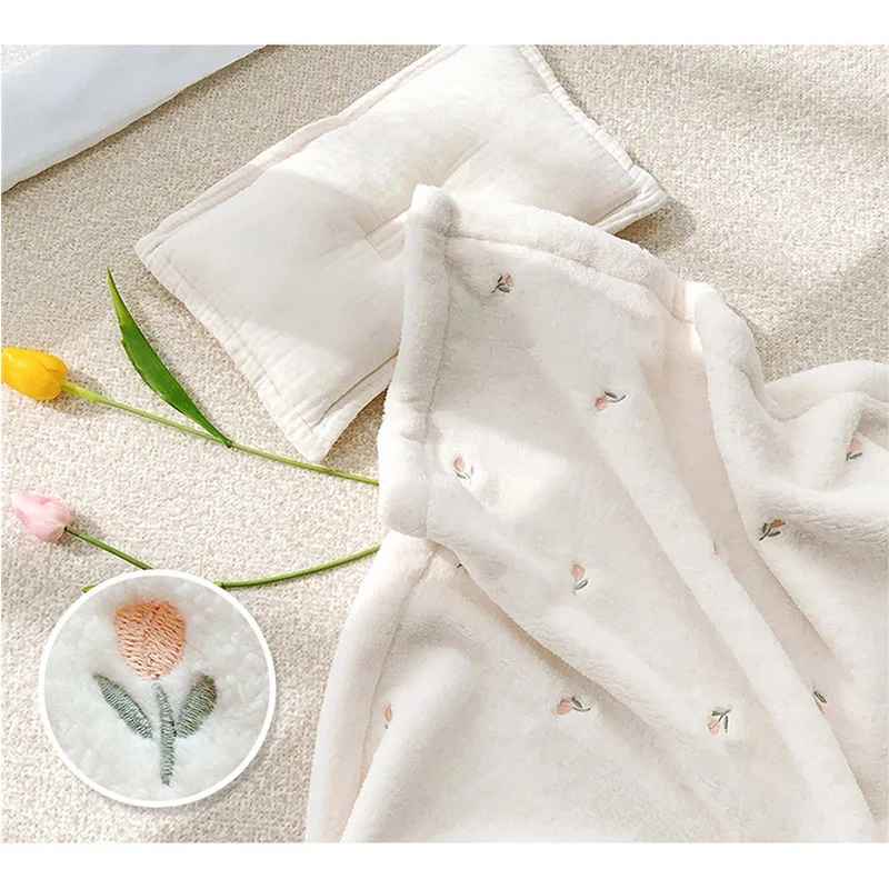 Couverture-bebe-polaire-avec-oreiller