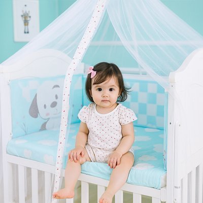 Fillette assise moustiquaires lit bebe protectbaby