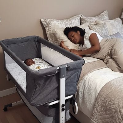 Maman dormant cote bébé dormant paisiblement dans lit bébé cododo