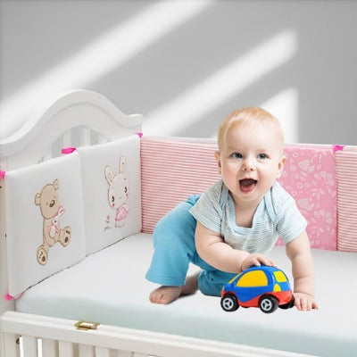 Petit garcon jouant camion dans Tour de lit bébé sérénité