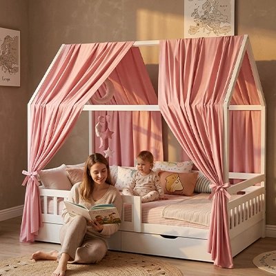 Ciel de lit rose bébé assis et maman lui lit un livre