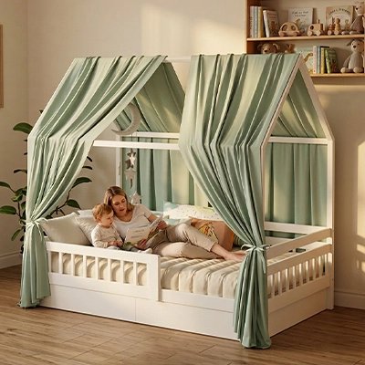 Ciel de lit vert maman  lit un livre à son bébé