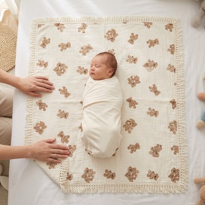 Couverture bébé allongé sous un bébé enroulé