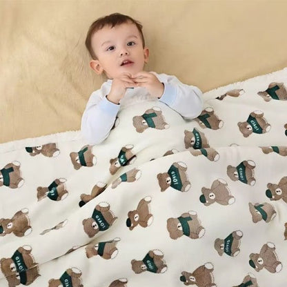 Couverture bébé en ours sur un bébé allongé
