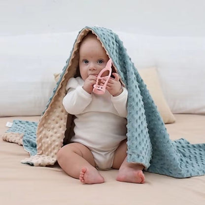 Couverture bébé étalé sur le dos d'un bébé assis