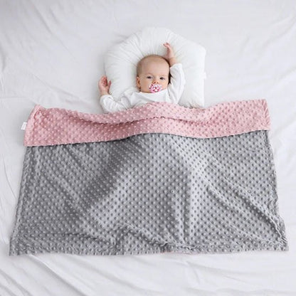 Couverture bébé étalé sur un bébé allongé