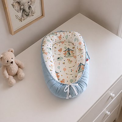 Reducteur de lit posé commande lange bébé