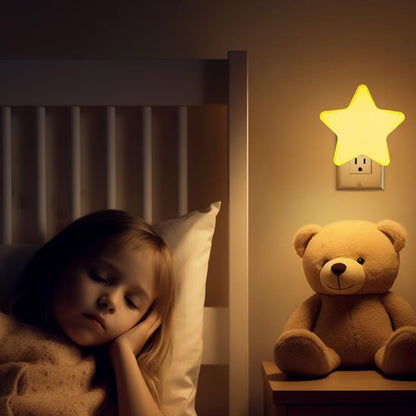 Veilleuse bébé étoile jaune murale avec fille endormie doudou à côté