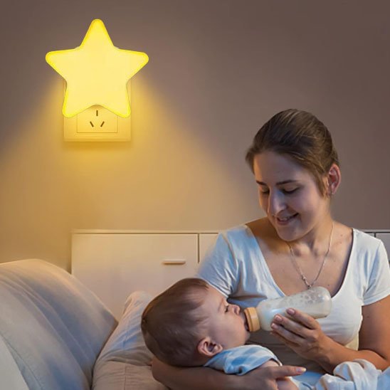 Veilleuse bébé étoile jaune murale avec maman donne biberan bébé