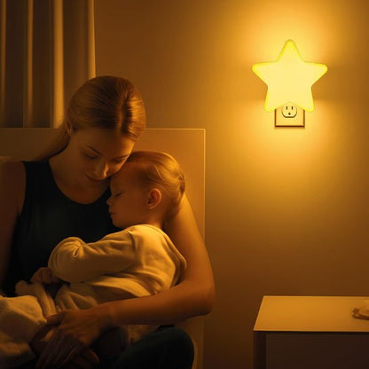 Veilleuse bébé étoile jaune murale avec maman fait dormir bébé aux genoux